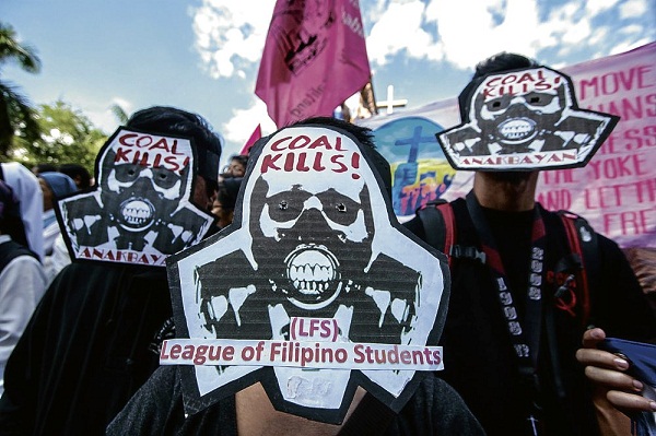 필리핀 학생들이 '석탄은 살인자'라고 적힌 가면을 쓰고 석탄화력발전소 건설 반대 시위를 하고 있다.