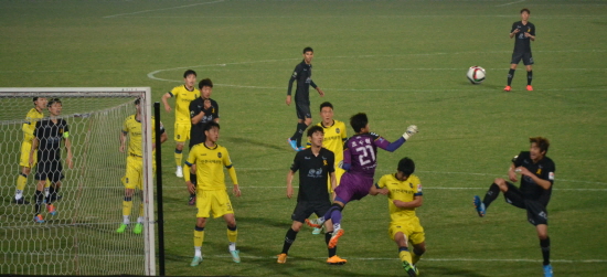  전반전, 인천 유나이티드의 골키퍼 조수혁이 몸을 날리며 공을 쳐내고 있다.