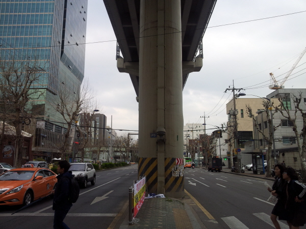 6차선 도로 사이를 두고 지하철 2호선 뚝섬역~성수역 지상 구간이 들어선 모습.