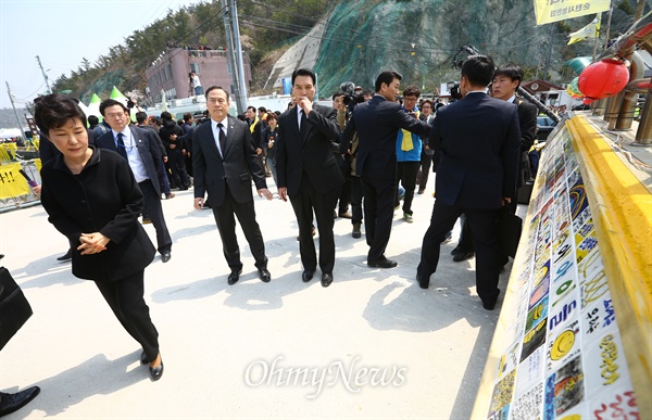  세월호참사 1주기인 16일 오전 박근혜 대통령이 남미 해외순방 출발에 앞서 진도 팽목항을 방문해 대국민담화를 발표에 앞서 추모 기념물들을 보며 걸어가고 있다.