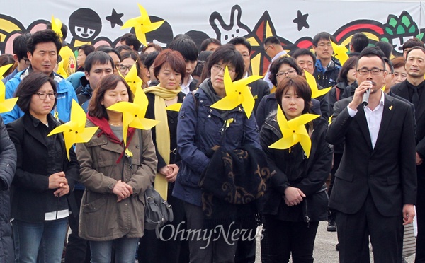 세월호 참사 1주기인 16일 오전 경기도 안산 세월호 사고 희생자 정부합동분향소 앞에서 전명선 세월호가족대책위원장과 안산시민단체 회원들이 기자회견을 열고 세월호 온전한 인양과 정부시행령안 폐기를 촉구하고 있다. 이날 이들은 "아무것도 해결하지 않고 1년을 맞이한 오늘 또 다시 대통령은 이 땅을 떠나고 가족들의 울부짖음만 남았다"면서 "참사 당일에 국가가 없었듯이 참사 1년이 지난 지금도 우리에겐 국가가 없다"고 규탄했다.