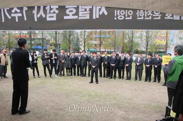  이영규 새누리당 대전시당 위원장을 비롯한 주요 당직자들이 16일 오전 서대전시민공원에 마련된 세월호 희생자 시민분향소를 찾았으나 대책회의의 거부로 분향을 못하고 발길을 돌렸다.