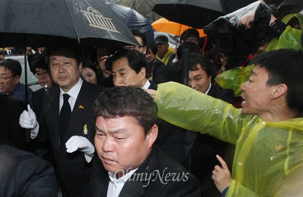 16일 오후 경기도 안산 세월호 사고 희생자 정부합동분향소를 찾은 김무성 새누리당 대표가 유가족과 시민들의 항의로 조문을 못한 채 자리를 떠나고 있다.