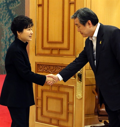 박근혜 대통령과 새누리당 김무성 대표가 16일 오후 청와대에서 '성완종 사태' 논의를 하기 위해 만나 악수하고 있다.