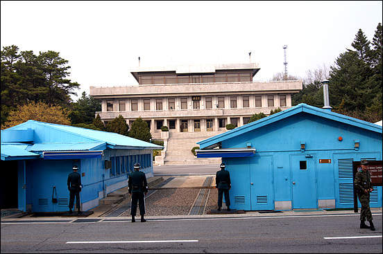 판문점공동경비구역 북측 판문각을 향하여 

