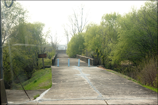 돌아오지 않는 다리 6.25 전쟁 포로가 이 다리에서 선을 지나가면 돌아 올 수 없다고 해서 이름 붙여진 돌아오지 않는 다리 현장 사진이다. 