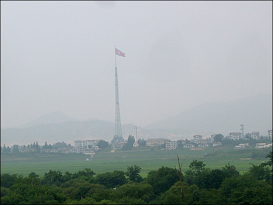 인공기 북한 기정동 마을에 세워진 높이 160의 인공기 크기 130여평 인공기 3개월여에 한번 바꾸는 비용이 우리나라돈 400여만원 소요된다고 한다. 
