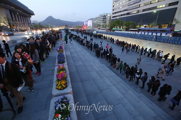 세월호참사 1주기인 2015년 4월 16일 오후 광화문광장에 마련된 합동분향소에 헌화하기 위해 수천명의 시민들이 길게 줄을 서 있다.