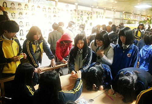 인천 석남중학교 학생들이 16일 점심시간에 ‘하늘나라 우체통’ 앞에서 세월호 희생 단원고 학생과 교사에게 편지를 쓰고 있다.