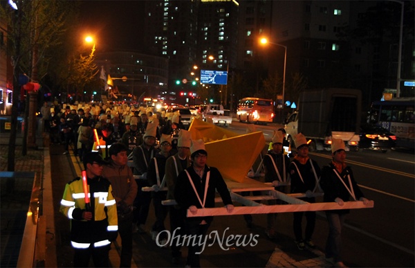 16일 밤 서대전시민공원에서 열린 '세월호 참사 1주기 대전시민 추모제'를 마친 후 거리행진에 나선 시민들.