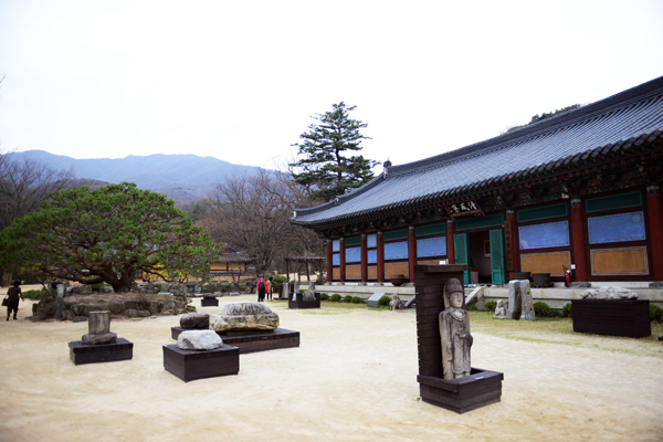 김천 직지사 직지성보박물관 앞 마당에는 불교예술을 감상할 수 있는 조각품이 많이 전시돼 있다.