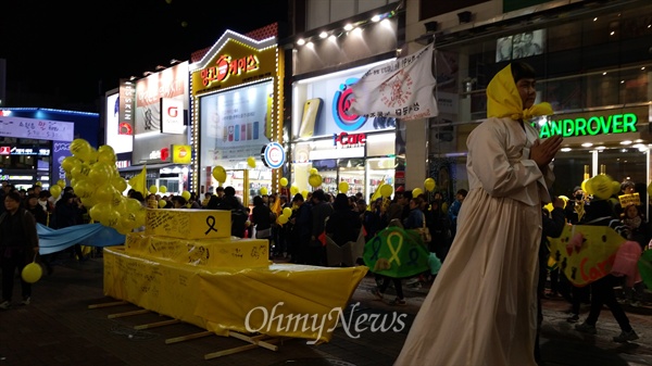 한일극장 앞에서 열린 세월호 참사로 희생된 아이들의 명복을 비는 어머니와 세월호 모형 배 퍼포먼스.