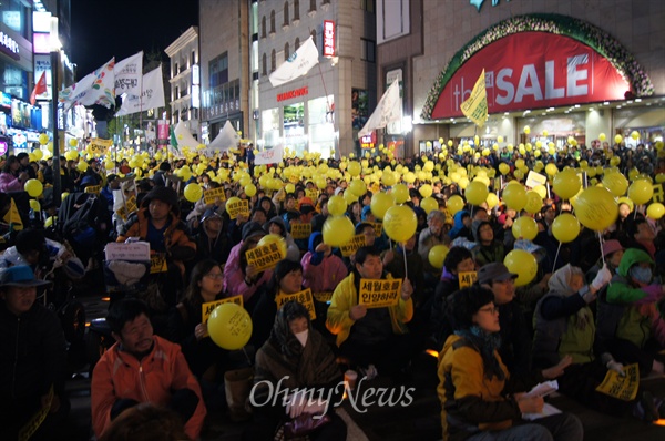 세월호 참사1주기 대구추모식에는 1000여 명이 넘는 시민들이 노란 풍선을 들고 함께 했다. 이들은 늦은 시간가지 거리행진을 벌이기도 했다.
