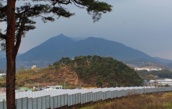 덕계서원 맞은편으로 붓끝을 닮았다는 필봉산과 가락국 마지막 왕의 전설이 깃든 왕산이 보인다.
