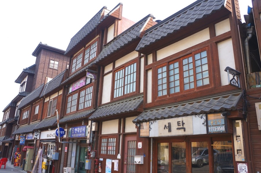일본식 주택 거리에는 개항 박물관과 근대 건축 전시관이 있다.