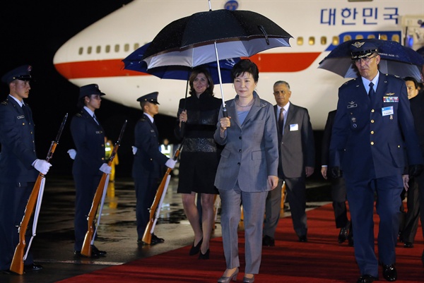 중남미 4개국 순방에 나선 박근혜 대통령이 지난 16일 오후(현지시간) 첫 순방국인 콜롬비아 보고타 엘도라도 국제공항 군항공수송사령부에 도착, 환영인사들의 영접을 받고 있다.