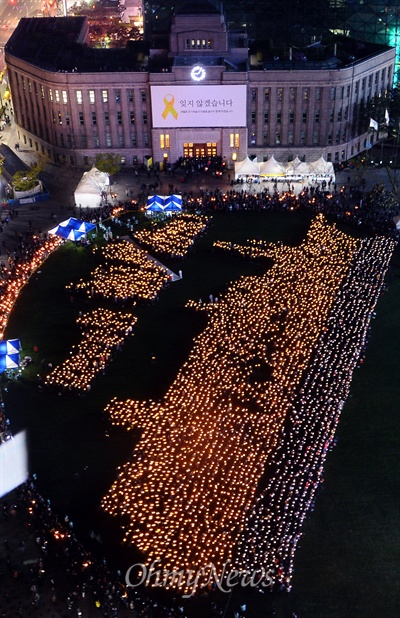 17일 서울 시청 앞 서울광장에서 세월호 1주기를 맞아 4160명의 촛불로 세월호 형상을 만들어 기네스북 등재를 도전하고 있다. 최종인원은 주최측 공식집계로 4475명이 참가했다.