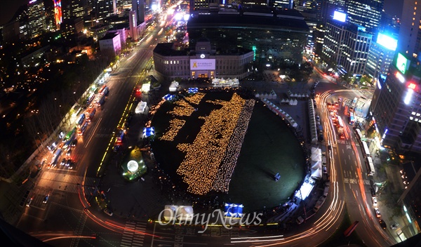17일 서울 시청 앞 서울광장에서 세월호 1주기를 맞아 4160명의 촛불로 세월호 형상을 만들어 기네스북 등재를 도전하고 있다. 최종인원은 주최측 공식집계로 4475명이 참가했다.