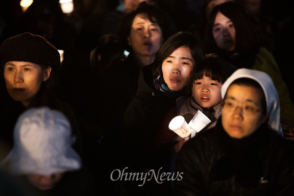 17일 서울 시청 앞 서울광장에서 세월호 1주기를 맞아 4160명의 시민들이 촛불을 들고 세월호 형상을 만들어 기네스북 등재를 도전하고 있다. 