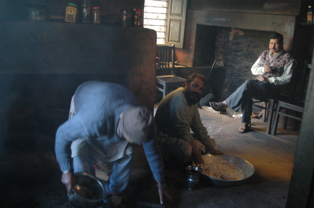 간디 아쉬람 식당에 딸린 부엌에서 화덕에 불을 지펴  짜파티라는 빵을 굽고 있는 관리인들. 