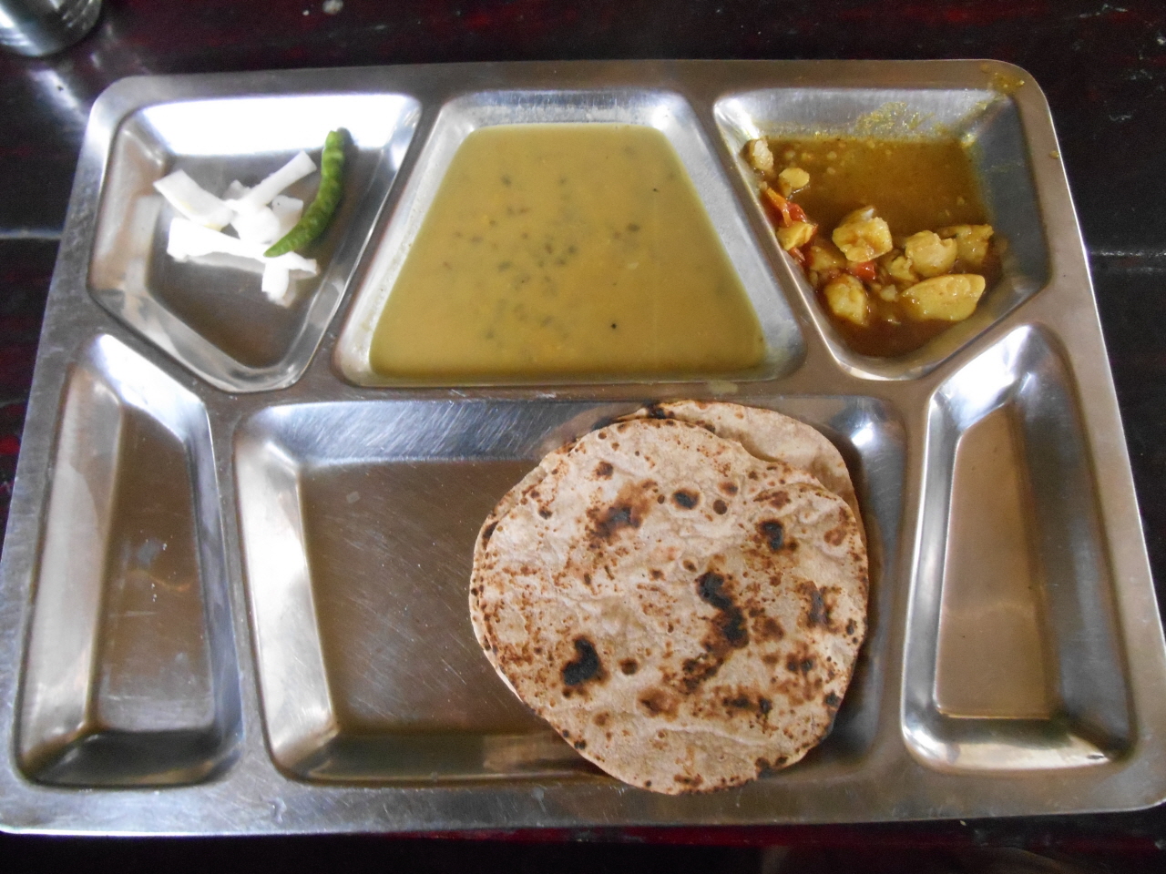 인도의 서민들이 주로 먹는 채식 위주의 소박한 식단.