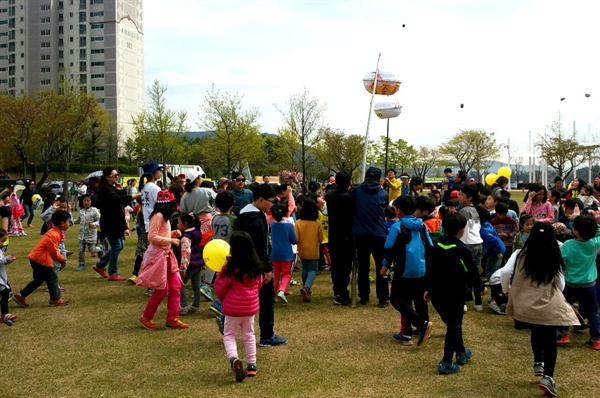 18일 경남 사천 사남초전공원에서 열린 '밥 주세요 의무급식 지키기 학부모 한마당' 행사에서 참가자들이 '홍준표 박 터뜨리기'를 하고 있다.