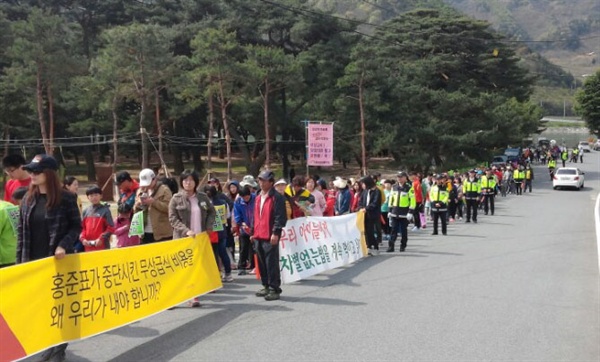 하동지역 학부모들은 18일, 송림공원에서 무상급식 지키기를 위해 모여 거리를 행진했다.