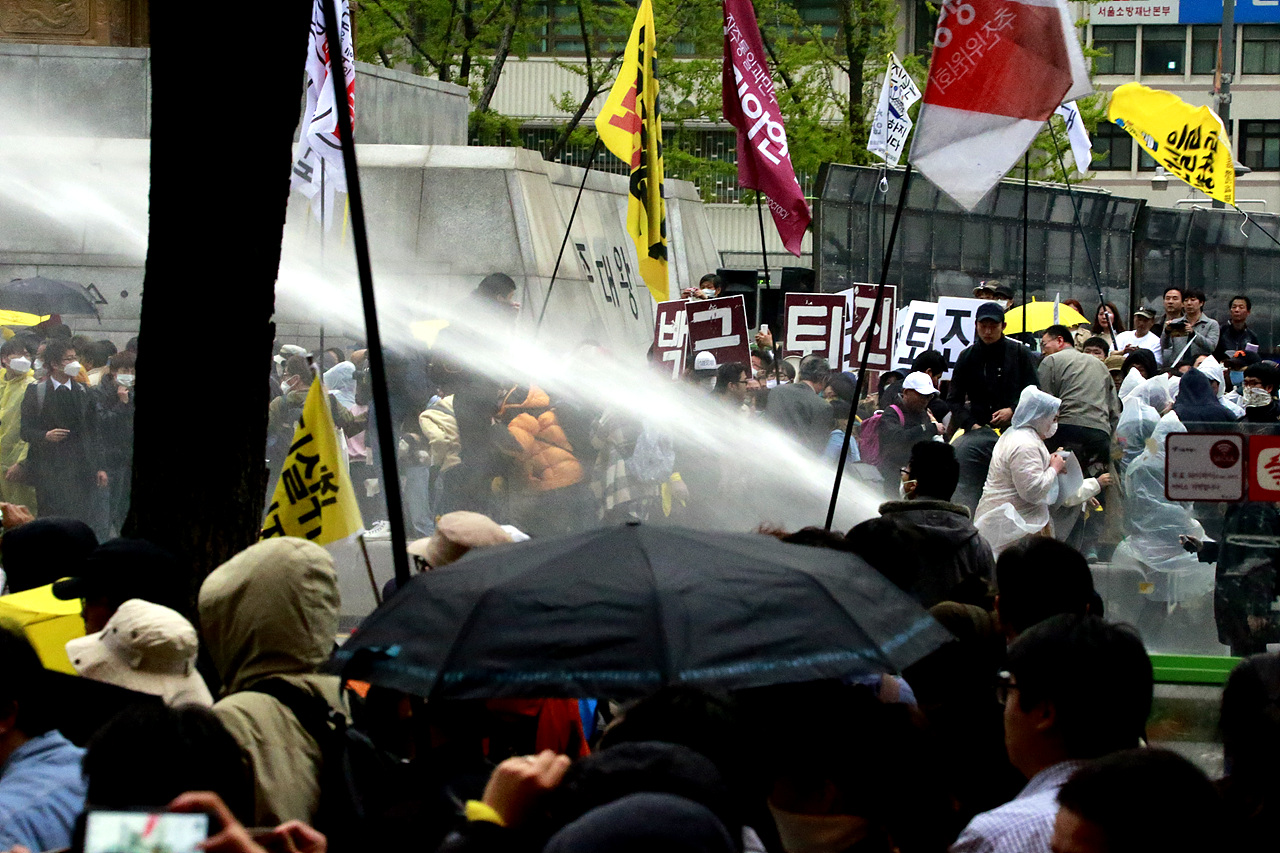 18시 33분 09초, 박근혜 퇴진과 세월호의 온전한 인양을 요구하는 시민들은 평화로운 집회의 보장을 요구했지만, 불법채증과 폴리스라인설치 등도 모자라 캡사이신과 물대포를 동원하여 시민들에게 무차별 발포하고 있다.