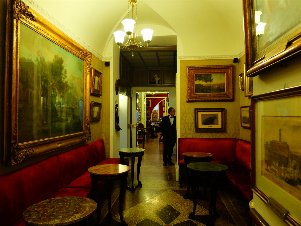 전통이 느껴지는 안티코 카페 그레코의 실내. 자리마다 역사와 예술이 스며들어 있습니다.