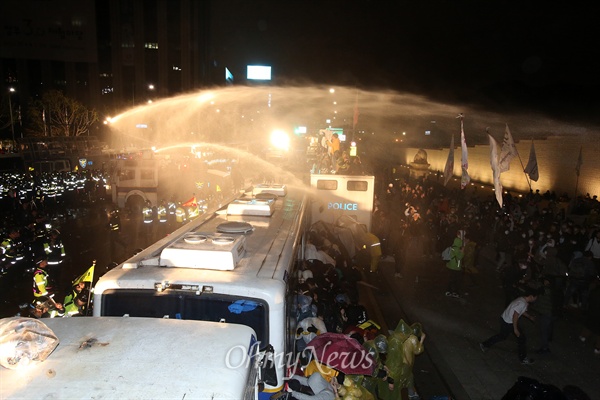 지난 2015년 4월 18일 세월호 1주기 당시 모습. 범국민대회에 참석했던 시민들이 광화문 앞에서 경찰버스를 흔들자 경찰이 물대포를 발사하며 저지하고 있다.