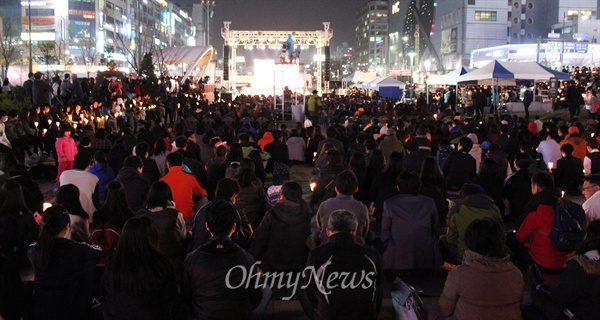 쌀쌀한 날씨에도 불구하고 안산시민 2천여명이 추모문화제에 참석했다. 
