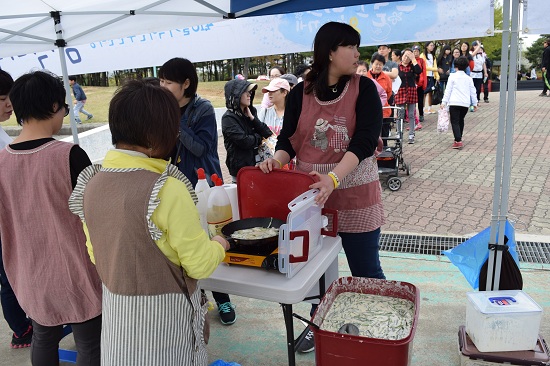 18일 오후 416을 기억하는 주민한마당이 펼쳐진 와동체육공원에서 가장 인기를 끈 ‘음식나누기’ 부스. 화력이 약한데다 바람까지 불어 부추전 맛을 보려던 주민들이 본의 아니게 길게 줄을 서야 했다. 