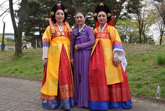 18일 오후 416을 기억하는 주민한마당이 펼쳐진 와동체육공원에서 화관무 춤을 선보인 김미경, 박미애씨. “희생자들이 아름다운 꽃으로 피어나길 바란다”고 했다. 가운데는 우리춤 우리가락을 춘 전수민씨. 