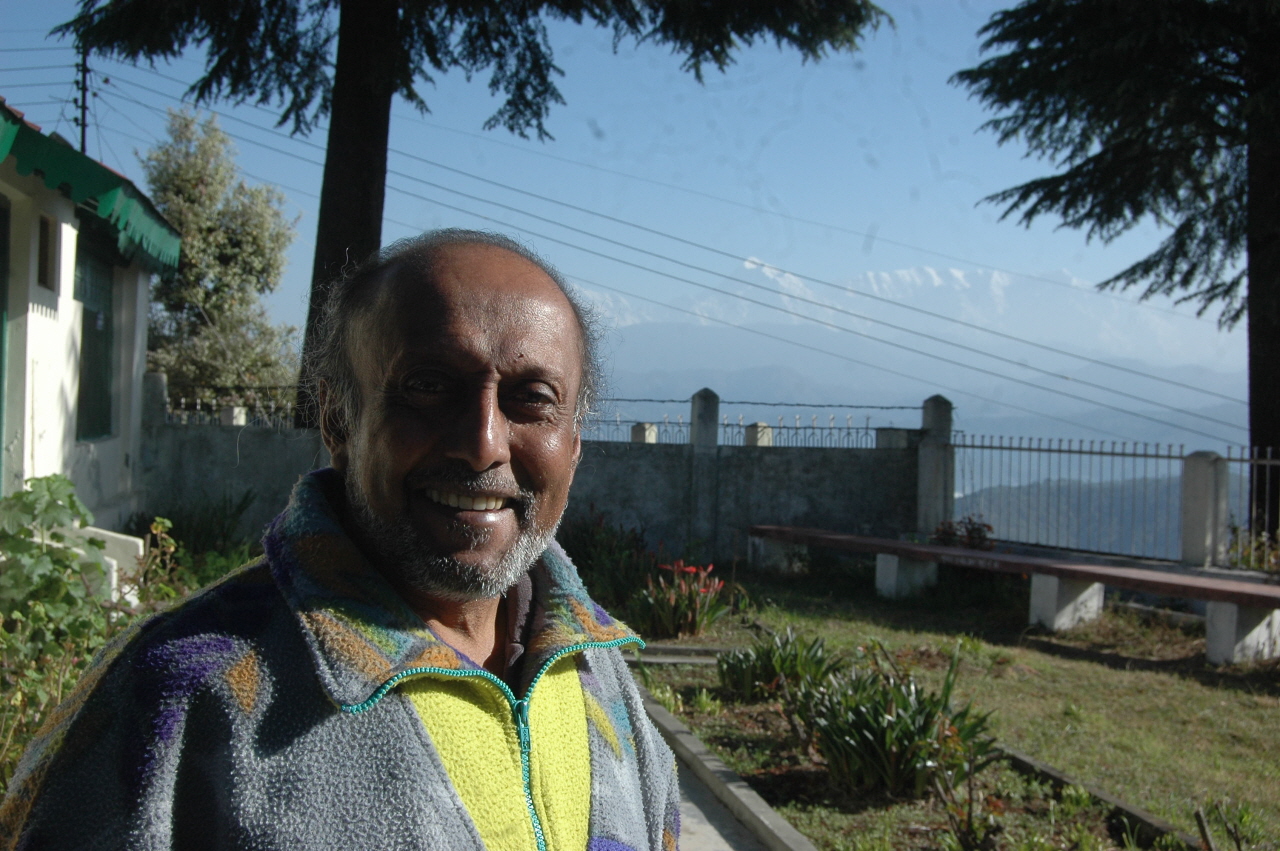 간디 아쉬람에서 만난 인도 사람 가텀 바흐마씨. 그는 독일여자와 결혼하여 독일로 이민, 거기서 명상 센터를 운영하고 있다고 한다.