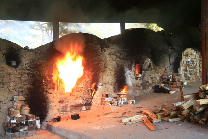 전통가마에서 도자기를 굽는 광경