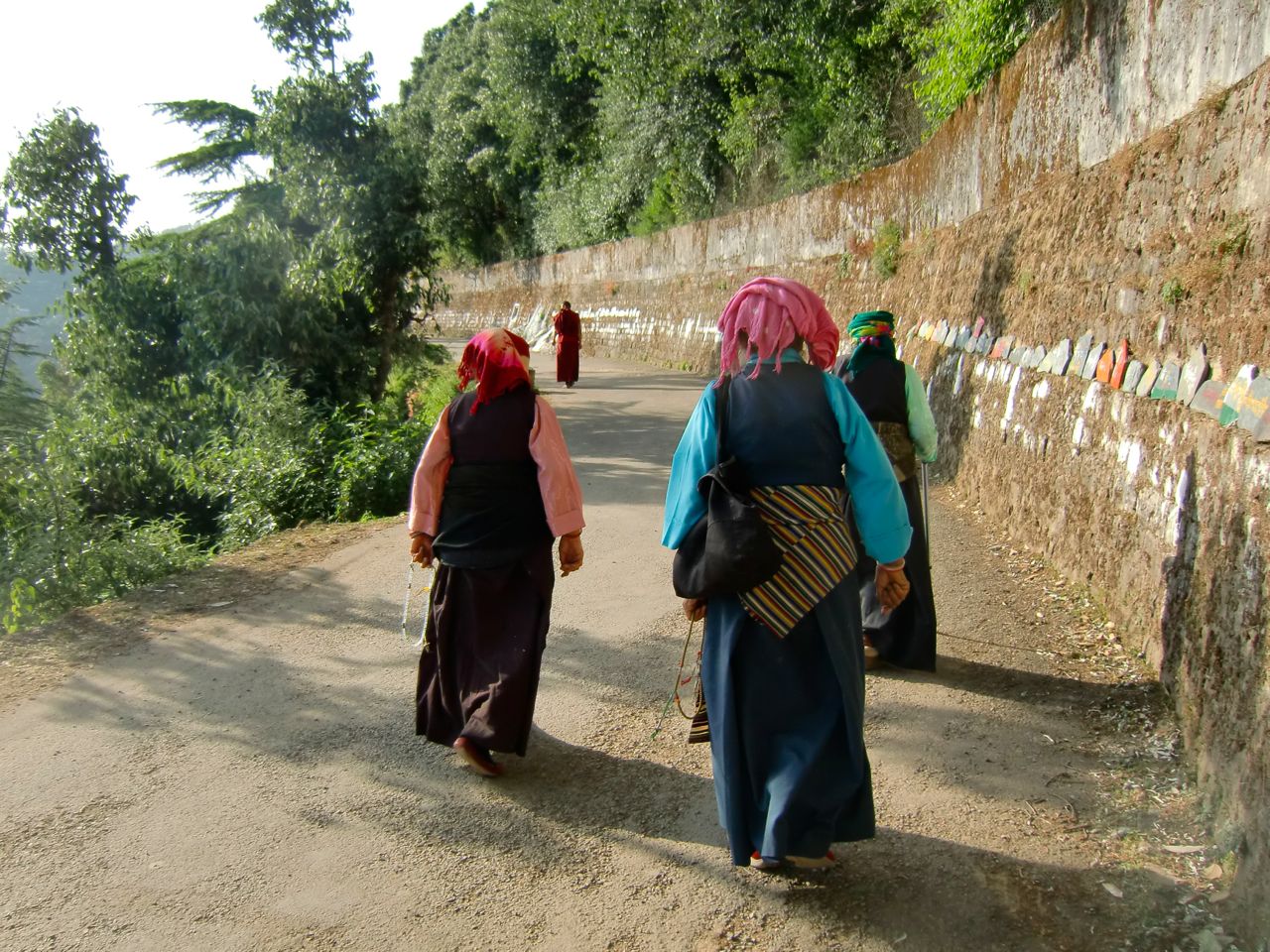 맥그로드 간지 코라 산책길을 걷는 티베트 할머니들. 이 할머니들도 집이 그리울까. 