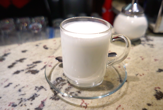 이탈리아에서 '라테'는 말 그대로 하얀 우유이다.
