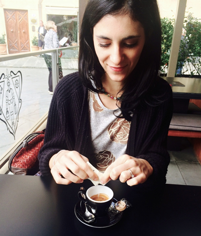 커피에 설탕을 붓고 있는 린다. 이탈리아 커피에서 설탕은 아주 중요하다.