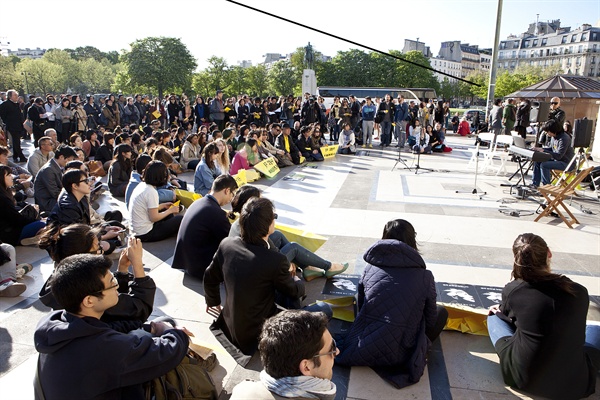 프랑스 파리 트로카데로 인권광장에서 세월호 참사 1주기 추모행사가 열렸다. 