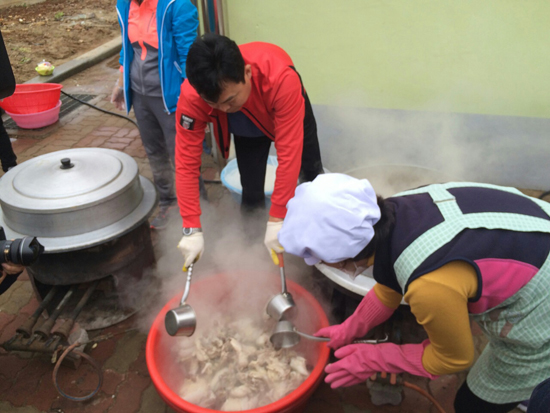 진주시 지수면 지수초등학교 학부모들이 지난 1일 지수초등학교 공터에서 아이들에게 점심으로 배식할 닭죽을 끓이고 있다. 