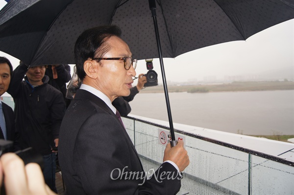 20일 오후 대구를 찾은 이명박 전 대통령이 낙동강 강정고령보에 있는 디아크에서 강정고령보를 바라보고 있다.