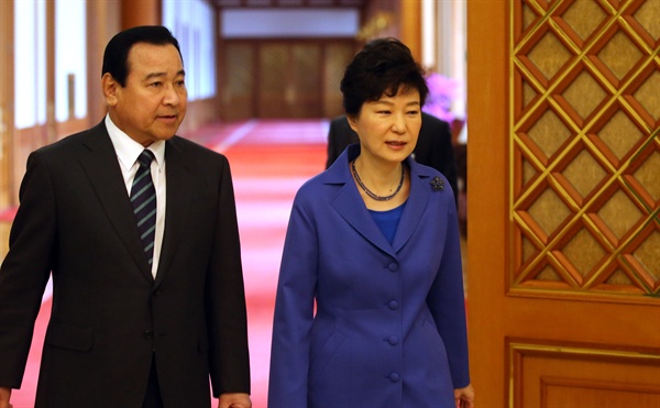 박근혜 대통령과 이완구 국무총리가 지난 3월 31일 오전 청와대에서 열린 국무회의를 위해 회의장에 입장하고 있는 모습.