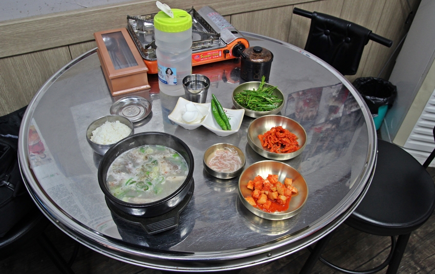 부산 부평동 깡통시장의 순대국밥은 개운하고 깔끔한 맛이 놀랍다. 
