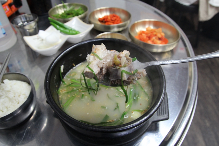 부산 최고의 맛이라는 이집의 순대국밥은 점심때만 선보인다. 