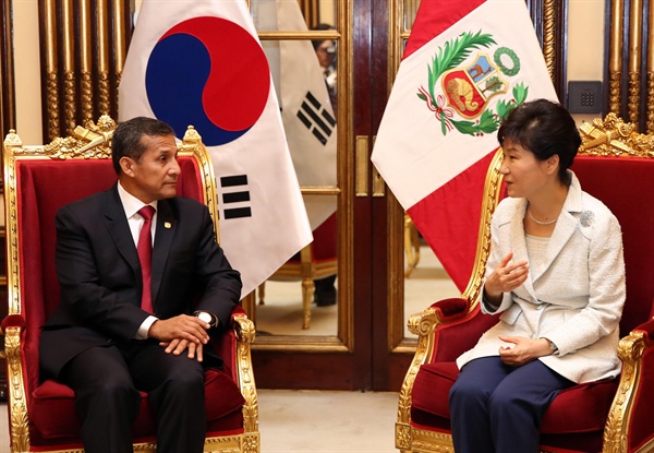 박근혜 대통령과 오얀타 우말루 페루 대통령이 20일 오전(현지시간) 페루 대통령궁에서 단독정상회담을 하고 있다. 2015.4.21 
