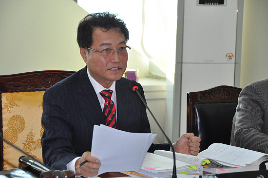 아산시의회는 지난 20일 김진구 아산시의원이 구속 중이던 지난 1월27일~3월11일 기간 동안 활동하지 못한 1개월 보름간의 의정비 483만3000원을 자진 반납했다고 밝혔다. 