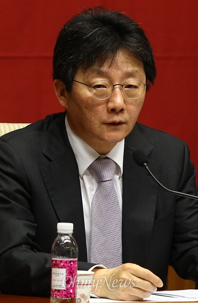 새누리당 유승민 원내대표가 21일 오전 서울 국회에서 열린 원내대책회의에서 발언을 하고 있다.