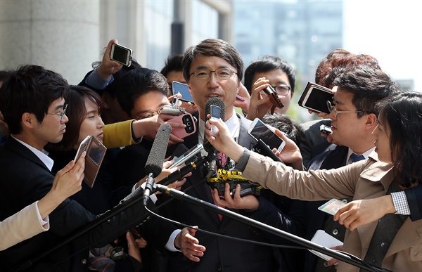 고 성완종 전 경남그룹 회장의 최측근으로 알려진 박아무개 전 상무가 21일 오후 참고인 조사를 위해 서초동 고등검찰청으로 들어가던 중 취재진의 질문을 받고 있다. 