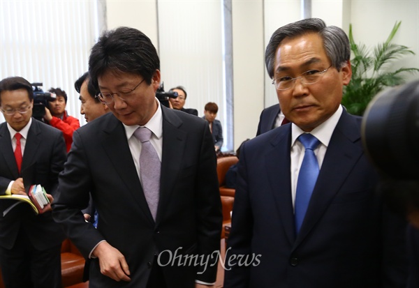 새누리당 유승민 원내대표와 새정치민주연합 우윤근 원내대표가 21일 오후 서울 국회 운영위원장실에서 열린 주례회동에서 인사를 나누고 위원장실로 들어서고 있다. 