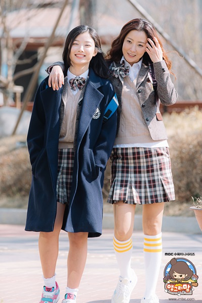  MBC 수목드라마 <앵그리맘>에서 조강자 역을 맡은 김희선(오른쪽)과 그의 딸 아란 역을 맡은 김유정.